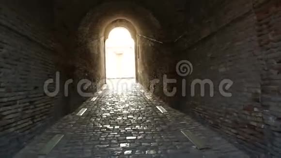 通往白光的通道在古老的砖廊墙内视频的预览图