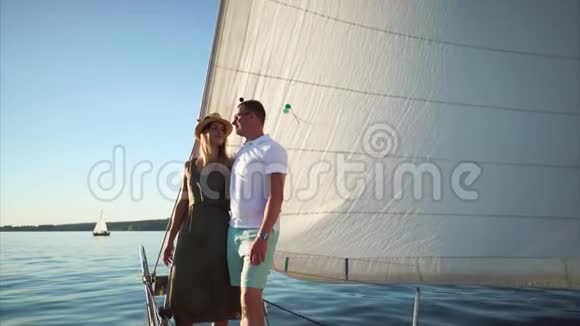 在游艇上浪漫旅行的情侣视频的预览图