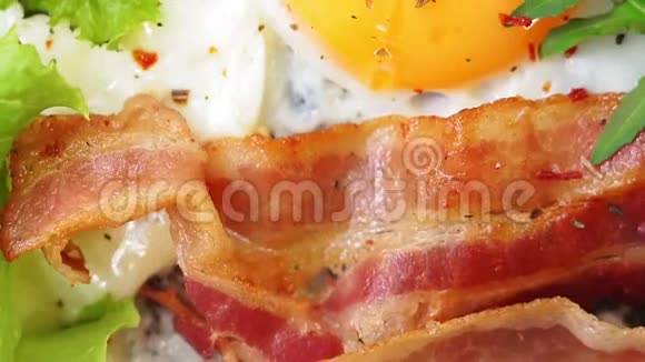 早餐用煎蛋加培根视频的预览图