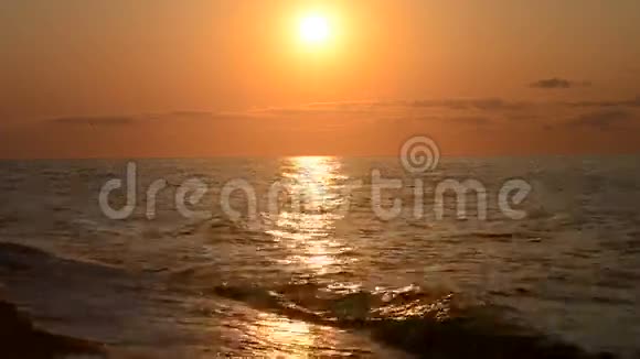 美丽的海景日出和日落与地平线视频的预览图