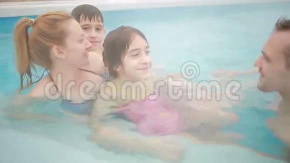 温泉地热温泉有孩子的家庭在热池里放松视频的预览图