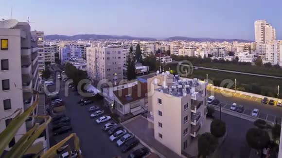 塞浦路斯利马索尔市傍晚的空中天际线景观视频的预览图