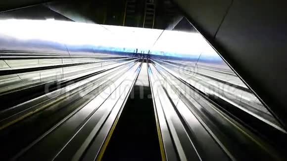 移动电梯带桥灯现代化建筑内视频的预览图