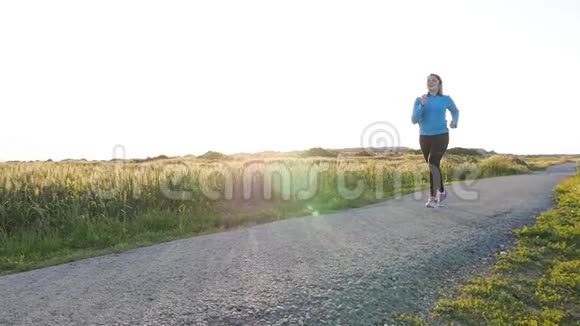 做女人户外运动中的女跑步者慢跑视频的预览图
