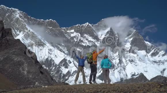 尼泊尔山区的快乐游客视频的预览图