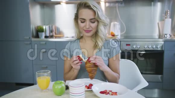 女人早餐吃牛角面包视频的预览图