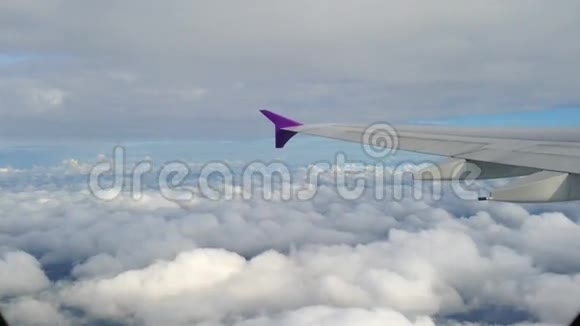飞机机翼和云景视图视频的预览图
