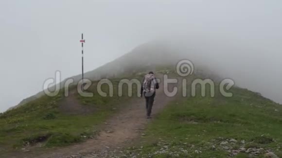 徒步旅行者在阿尔卑斯山旅行阿尔卑斯山脉背景伯尼斯高地的Jungfrau体育旅游旅行和徒步旅行视频的预览图