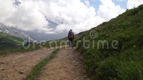 徒步旅行者在阿尔卑斯山旅行阿尔卑斯山脉背景伯尼斯高地的Jungfrau体育旅游旅行和徒步旅行视频的预览图
