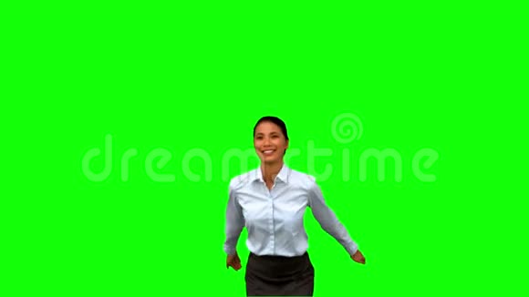快乐的女商人在绿屏上举起手臂视频的预览图