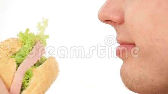 男人吃三明治孤立的特写视频的预览图