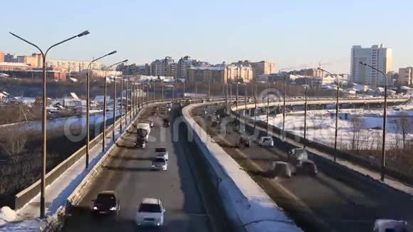 桥上的汽车交通冬季城市欧姆斯克时间推移视频的预览图
