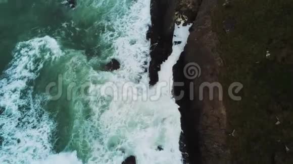 从英国康沃尔岛上空飞过迷人的海岸线视频的预览图
