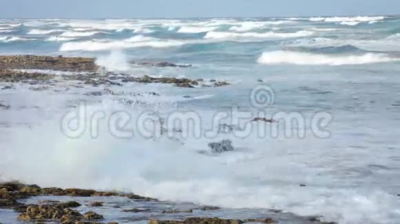 海边海浪拍打着礁石视频的预览图