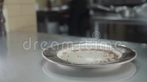 厨师用香料装饰盘子里的鱼视频的预览图