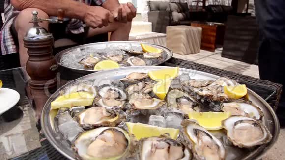 牡蛎在银盘上的美味佳肴视频的预览图
