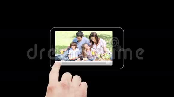 智能手机显示家庭放松视频的预览图