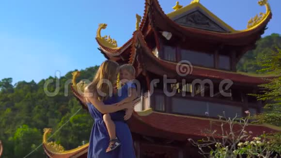 一名年轻女子和她的儿子在越南PhuQuoc岛参观了一座波德寺的HoQuoc塔视频的预览图