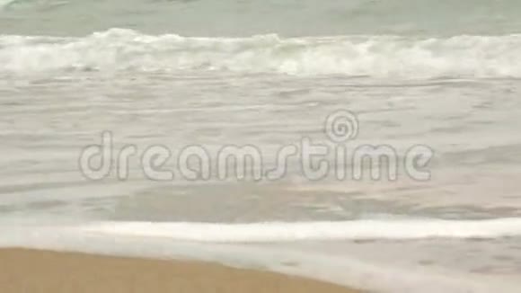 阴天的海滩中等特写镜头视频的预览图