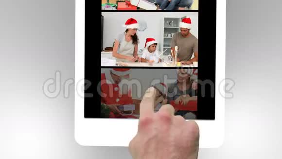 平板电脑被用来观看两部与圣诞节有关的家庭短片视频的预览图