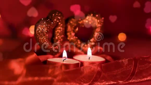 情人节两支蜡烛在心前燃烧视频的预览图