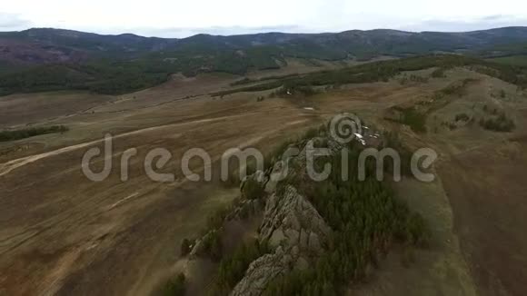 在俄罗斯布里亚蒂亚的乌兰乌德附近的无人机山上飞过森林视频的预览图