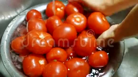 手在盆里洗西红柿视频的预览图