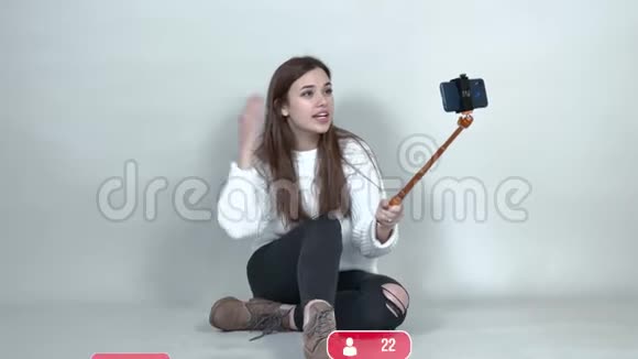 高加索女孩视频博主与持有手机的用户交流视频的预览图