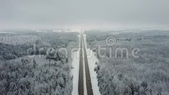 4K在冰冻的冬季森林里开着汽车空中全景消失的角度视频的预览图