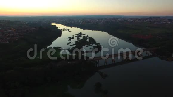 巴西圣保罗州巴拉博尼塔市日落时的空中镜头2016年7月视频的预览图