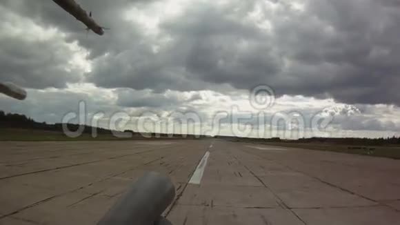 军用直升机起飞视频的预览图