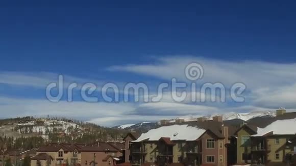 冬季的山地滑雪小镇公寓视频的预览图