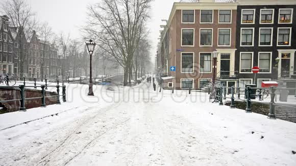 在荷兰阿姆斯特丹下雪视频的预览图