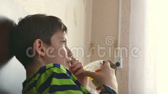 一个男孩用塑料杯吃果冻视频的预览图