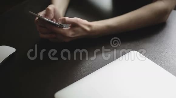 女性手使用智能手机视频的预览图