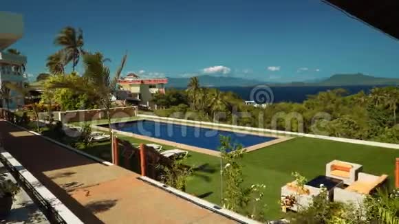 加利拉港棕榈树海洋和热带岛屿上方的游泳池景观视频的预览图