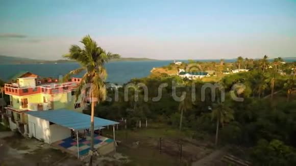 Galera港热带岛屿棕榈树房屋和海洋全景视频的预览图