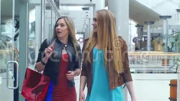 购物结识朋友两个女孩慢动作视频的预览图