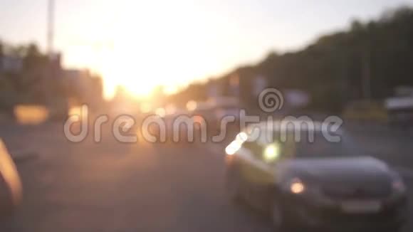 城市日落有美丽的bokeh和阳光背光视频的预览图