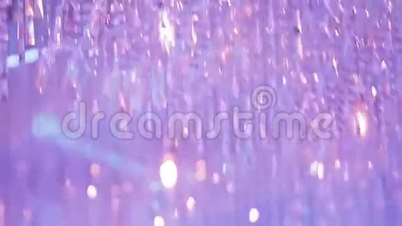 粉色和紫色的美丽吊灯视频的预览图