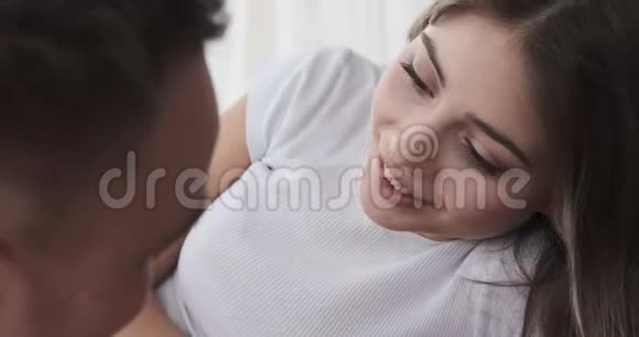 男人和女人在床上说话视频的预览图