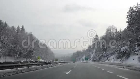冬天在冰冻的公路上开车视频的预览图
