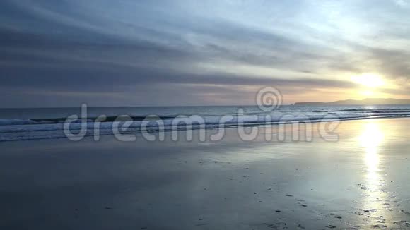 加州北部日落附近的潮湿海滩和海浪视频的预览图