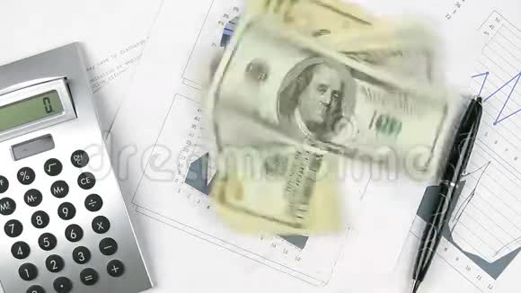 商人扔美元钞票视频的预览图