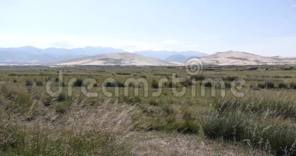 遥远的沙漠沙丘和草原风光高原地貌青海西北视频的预览图