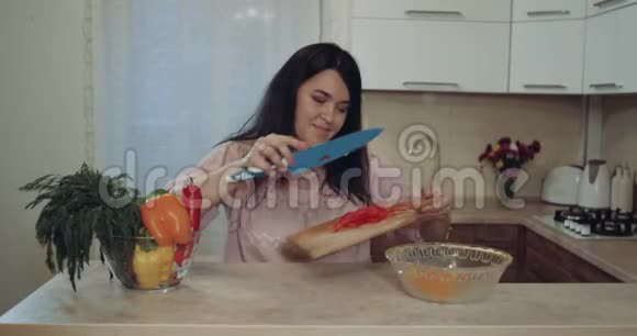 在厨房里女人正在为晚餐准备蔬菜视频的预览图