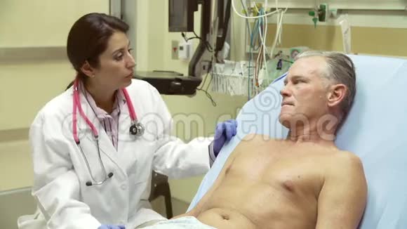 医生在医院病床上检查成年男性病人视频的预览图