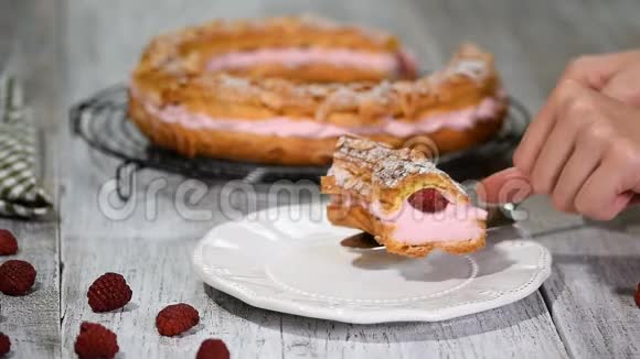 自制巧克力糕点巴黎布列斯特与覆盆子杏仁糖粉法式甜点视频的预览图