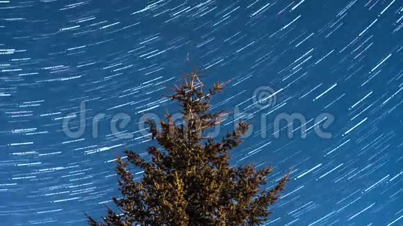 星迹在太空的夜间延时镜头视频的预览图