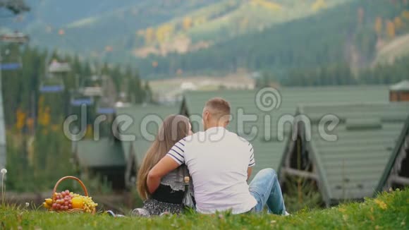 两个人坐在草坪上视频的预览图